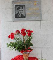 Памятная доска Героя России О.Н.Долгова, открытая в день присвоения гимназии №48 имени этого героя